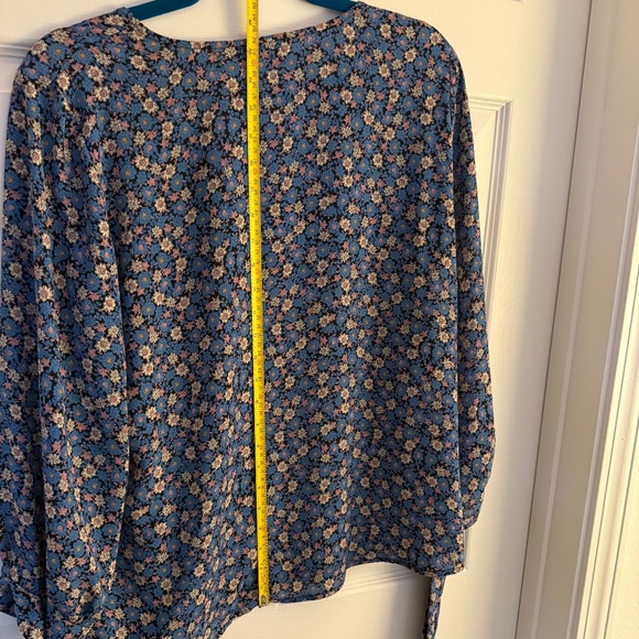 CeCe floral top, size Medium - Picture 8 of 9